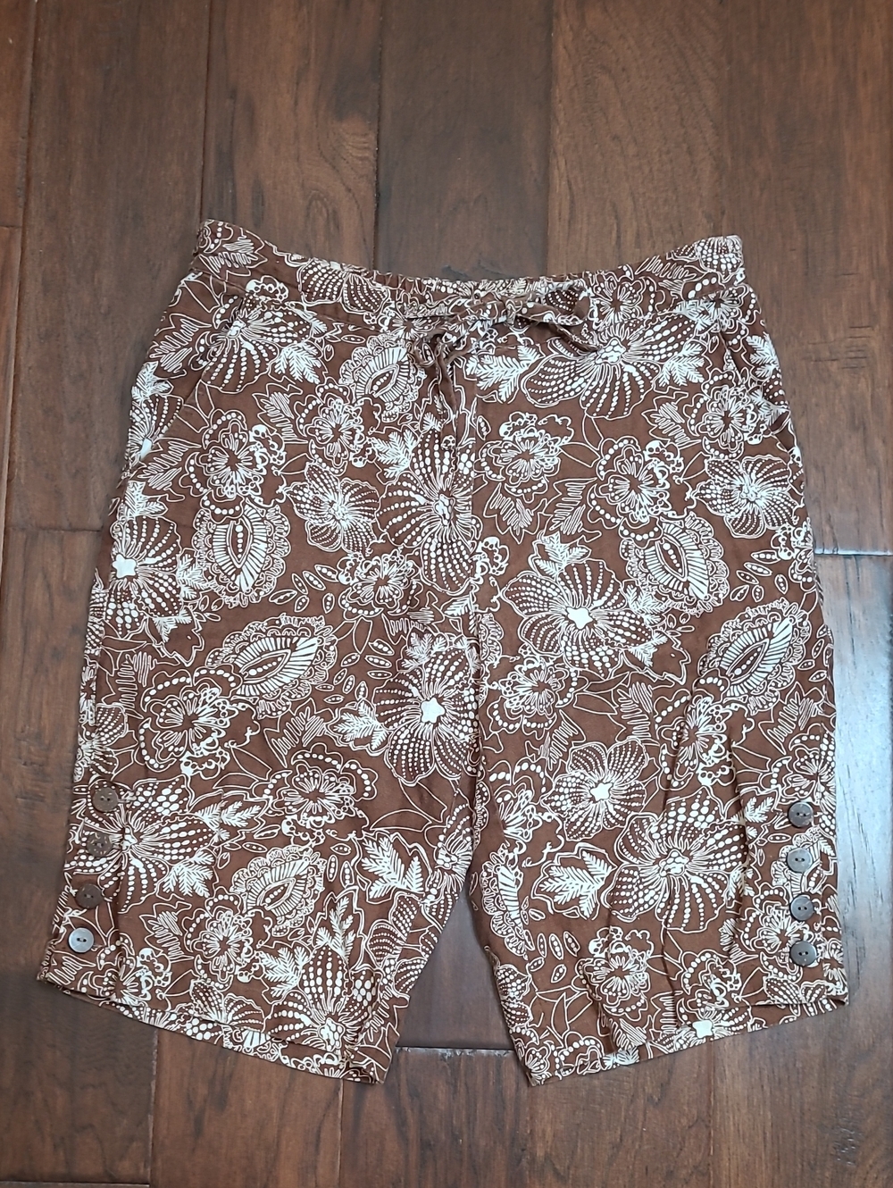 MultipleSoft Brown & White 100% Linen Floral Bermuda Shorts size Small